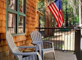The Cedar Loft - Pet and Family Friendly - BBQ/Pool/Fire Pit, hytte i Camp Connell