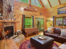 Tree Top Lodge - Gorgeous Lake Cabin with Hot Tub & Magnificent Views of Forests and Mountains! cabin, hotel amb aparcament a Butler