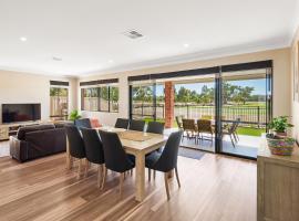 The Links - fairway views, walk to town, air-con, holiday home in Dunsborough