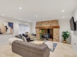 Spacious 6-Bed Home, Near The Norfolk Broads