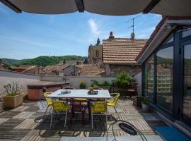 Superbe appartement avec jacuzzi sur toit terrasse, hotel conveniente a Villefranche-de-Rouergue