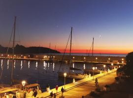 Les pieds dans l'eau sur l'Ile du Frioul, hotel poblíž významného místa Pevnost d'If, Marseille