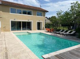 Gîtes du Bonheur, hotel with pools in Ausson