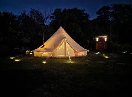 Quex Livery Glamping, luxury tent in Birchington