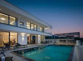 Luxury Villa Spotlight with Pool