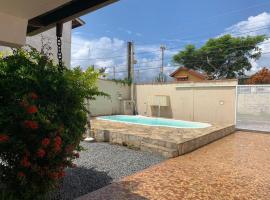 Casa com piscina em São Sebastião próxima a praia e espaços de casamentos, cottage in São Sebastião