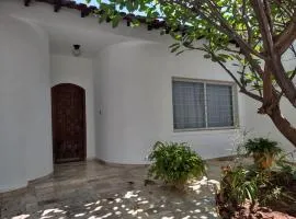 Casa em bairro residencial próxima ao centro e HB