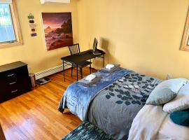 Inviting room with workstation, habitación en casa particular en Revere