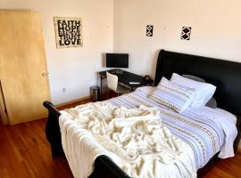 Cheerful, sun-kissed room with workstation, hotel in Revere