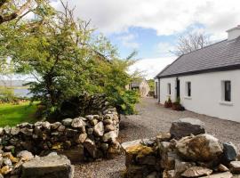 Leap Year Cottage by Lake Beaghcauneen in Clifden, בית נופש בקליפדן