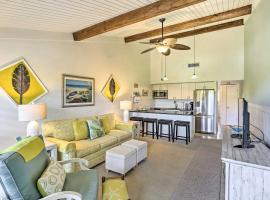 Coastal Condo with Pool Access Less Than 1 Mi to Beach!, hotel di Sanibel