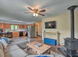 Pet-Friendly Waynesville Home with Mountain Views!, hotel in Waynesville