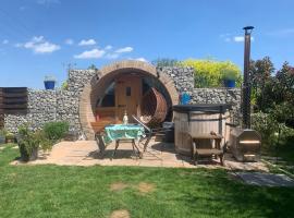 Romantic escape luxury hobbit house with hot tub, hotel sa Sheerness