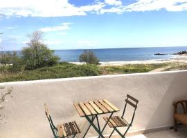 Superbe studio front de mer - Pieds dans l’eau, hotel v destinaci Linguizzetta