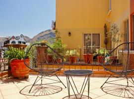 Colorful family condo with terrace and free parking, Hotel in Guanajuato