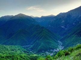 casa indipendente con camino tra leonessa e amatrice, hotel económico en Favischio