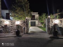 Maison en rez-de-chaussée,jardin, très bien située, hotel in Arles