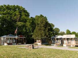 The Outpost, hotel u gradu 'Grand Rivers'