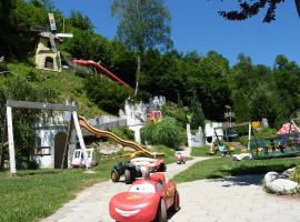 Smileys Kinderhotel, отель с парковкой в городе Требезинг