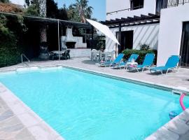 Spacious 3 bedroom villa private pool，帕福斯的海濱度假屋