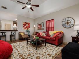 Summer Deal! Cozy Home near Fort Worth Stockyards, Globe Life, AT&T, hotel com estacionamento em River Oaks