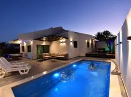 White-Private pool Luxury Villa Eilat