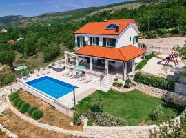 Splendid villa with heated pool, beautiful covered terrace with panoramic view – domek wiejski w mieście Donja Glavina