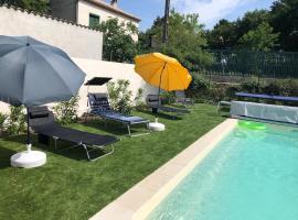 Gite climatisé avec piscine sur les hauteurs de Bollene, vacation home in Bollène