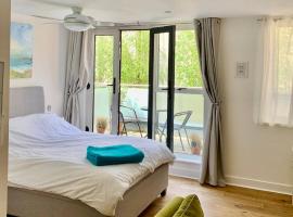 Gorgeous Central Studio with Balcony, 2 mins to Beach and Pier, apartemen di Worthing