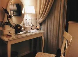 Colfelice Rooms, hotel dicht bij: metrostation Arco di Travertino, Rome