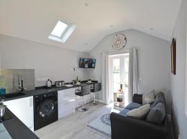 Stylish ground floor conversion near Bath and Priston with outstanding views, hotel in Priston