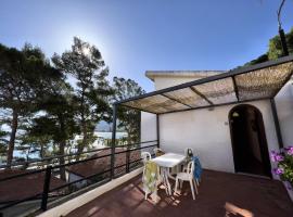 Testa di Monaco - Basic Beach Accommodations, hotel v destinácii Capo dʼOrlando