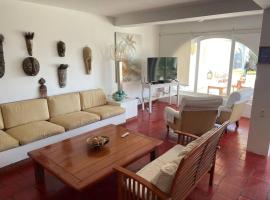 Beachfront, 4BR, entire house in Paracas, hotell i Paracas