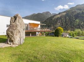 Ferienhaus Bergpanorama mit Sauna & großem Garten, luksushotel i Flattach