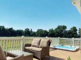 Heathery Lodge with Hot Tub, hotel a York