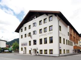 Hotel Goldener Adler Wattens, hotell nära Swarovskis kristallvärld, Wattens