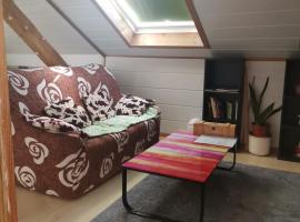 Dzīvoklis GästeZimmer im Altbau Dachgeschoss mit kleinem Bad WLAN, TV und Parkplatz pilsētā Lachen