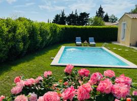 Un coin tropical en Provence !, hotell i LʼIsle-sur-la-Sorgue