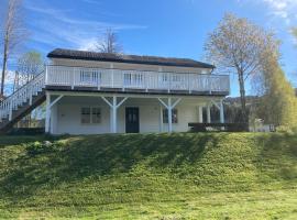 At The Lakeside - Villa, holiday home in Skulestadmo