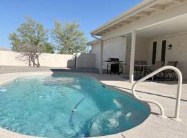 Cheerful Pool Home-Lowkey, 10min to Lake, Comfort, lägenhet i Lake Havasu City