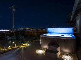 Desert Twilight 29 - Hot Tub & EV Charger, hotel near Wonderland Wash Trail, Twentynine Palms