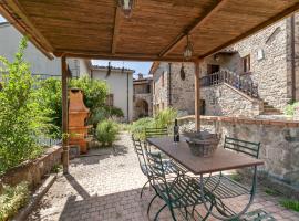 Nice Home In Colognora Di Pescaglia With 4 Bedrooms And Wifi, hotel with parking in Vetriano