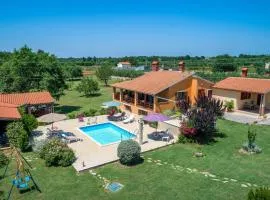 Nice Home In Muntic With 3 Bedrooms, Wifi And Private Swimming Pool