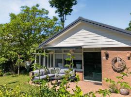 2 Bedroom Lovely Home In Scherpenisse, hotel in Scherpenisse