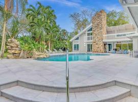 Rare Hidden Getaway Heated Pool 1.5 acres! Sleeps 16, Wellnesshotel in Fort Lauderdale