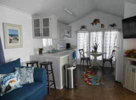 LIV Resort: Clam Circle with Private Jacuzzi (Pet Friendly), hotel con pileta en Port Isabel