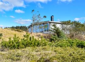 Beautiful Home In Sirevg With House Sea View, villa à Sirevåg