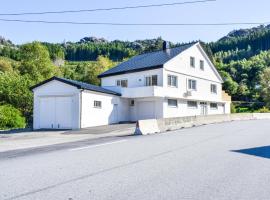 5 Bedroom Amazing Home In Hauge I Dalane, allotjament vacacional a Sogndalsstrand