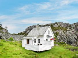 Lovely Home In Stolmen With House A Panoramic View, hytte i Bekkjarvik