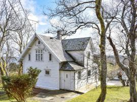 Amazing Home In Torangsvg With House Sea View: Skår şehrinde bir villa